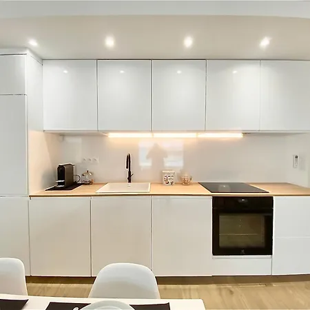 2 - 14j Apartment *